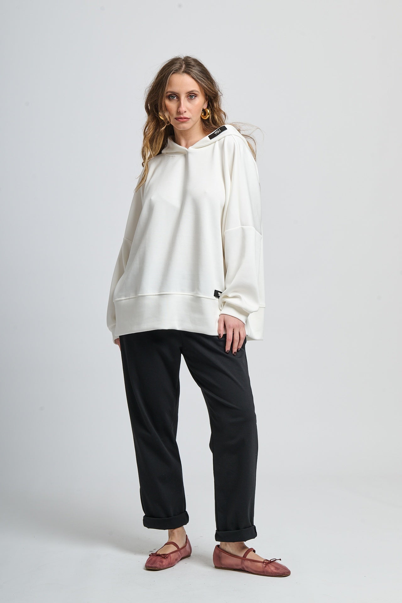 Felpa bianca oversize, base versatile per il guardaroba
