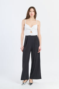 Tuta intera bianca con bretelle sottili e taglio cut-out raffinato