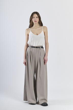 Look con top a bretelle sottili e pantaloni fango a gamba larga