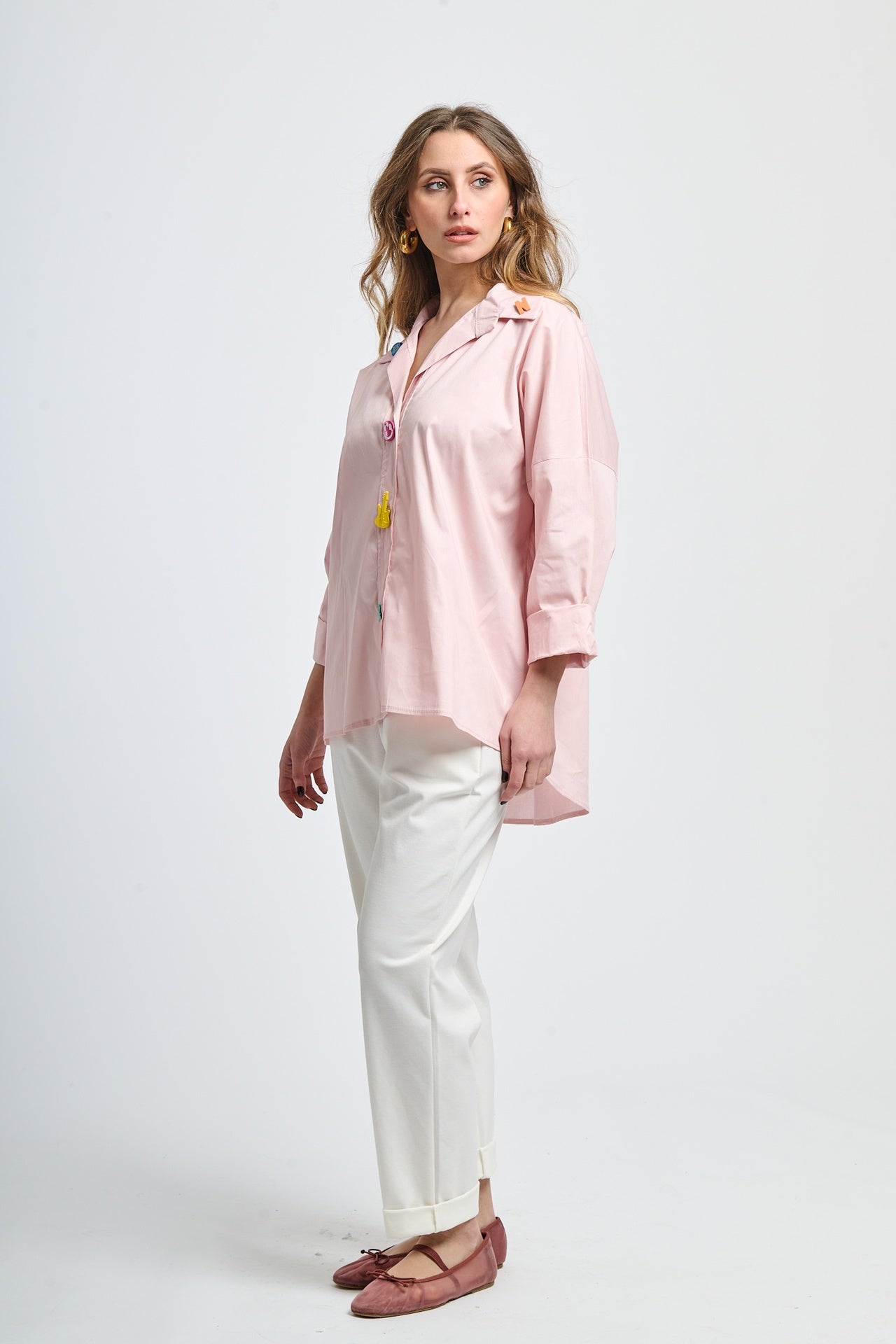 Camicia rosa romantica con bottoni multicolori