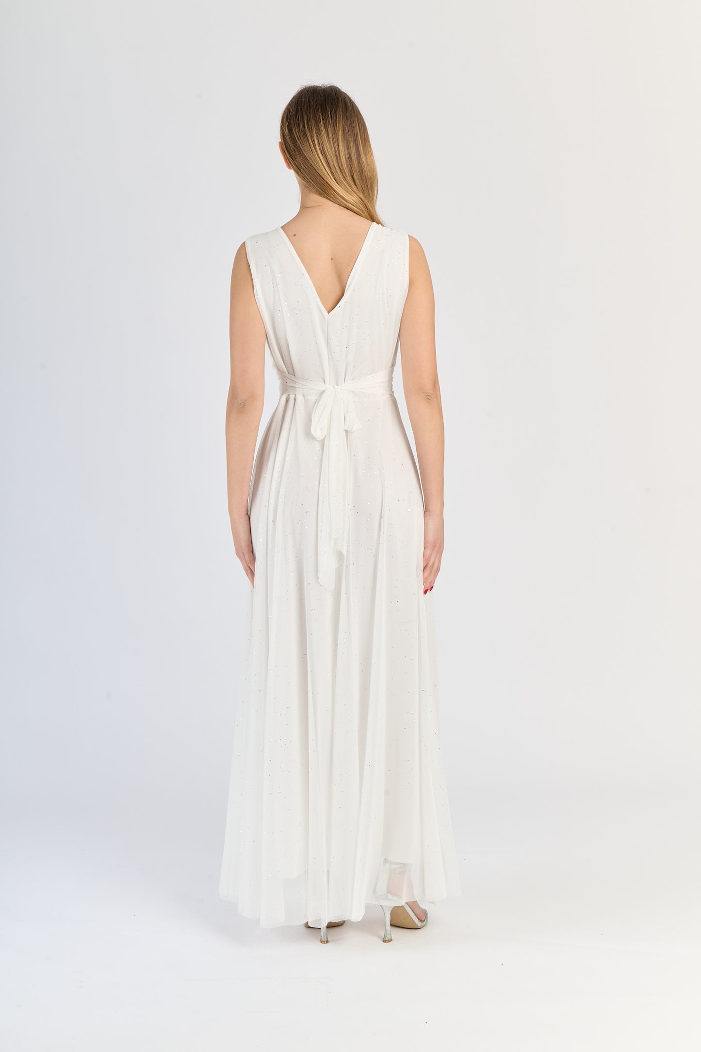 Abito bianco fluviale, design a V - neck e dettagli sartoriali, eleganza raffinata.