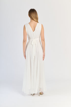 Abito bianco fluviale, design a V - neck e dettagli sartoriali, eleganza raffinata.