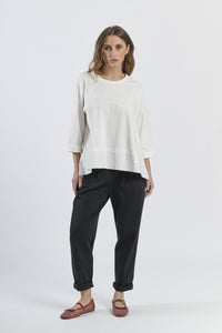 Un abito casual per l'estate con maniche corte e una gonna a volante.