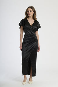 Modella indossa abito nero a scollatura V, stile iconico per serate notturne.