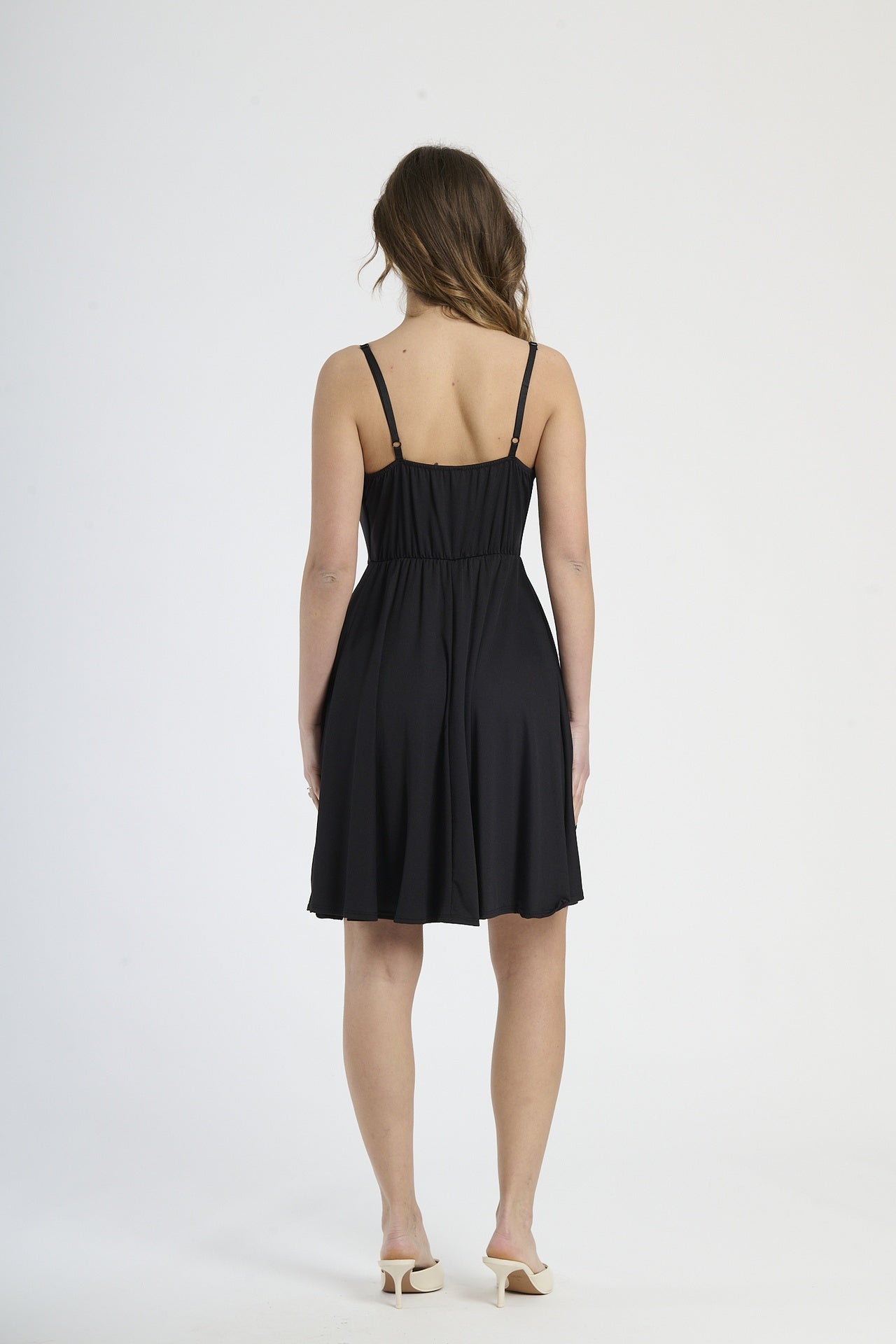 Abito corto con bretelle sottili, taglio a campana in color