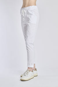 Outfit fresco: pantaloni jogger bianchi in tessuto leggero, design pulito