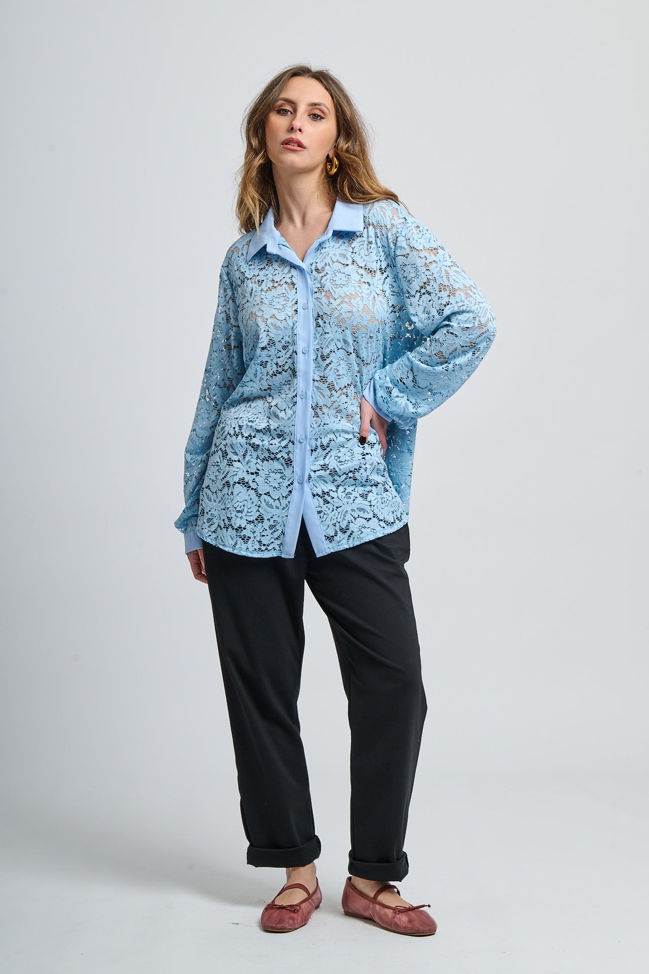 Camicetta azzurra decorata, taglio ampio e comodo, perfetta per l’uso quotidiano.