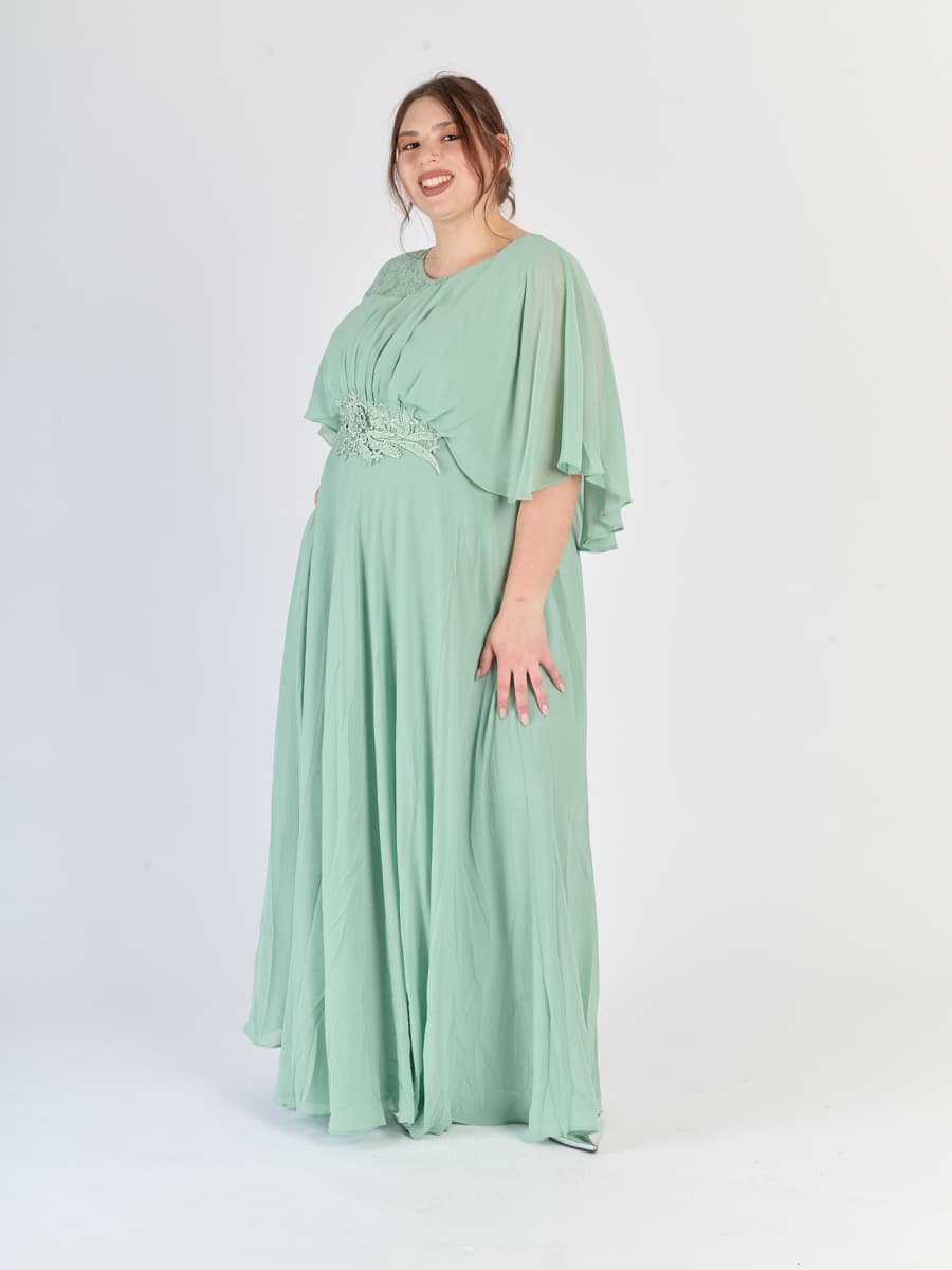 Modello di abito plus size Salvia in raso con silhouette dritta