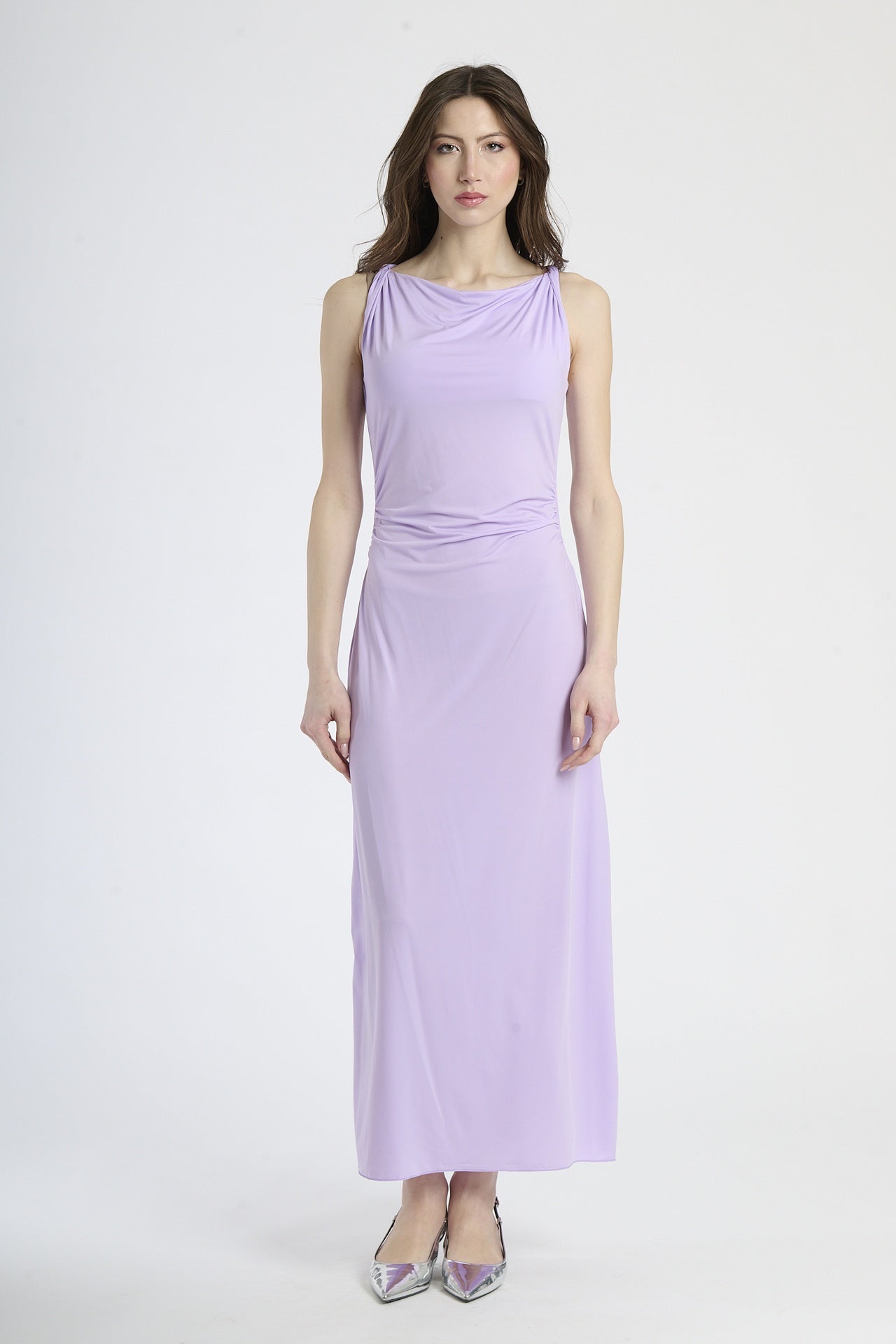 Moda femminile: abito lilla a maxi lunghezza, design senza spalline e colletto avvolgente.