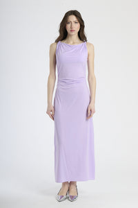 Moda femminile: abito lilla a maxi lunghezza, design senza spalline e colletto avvolgente.