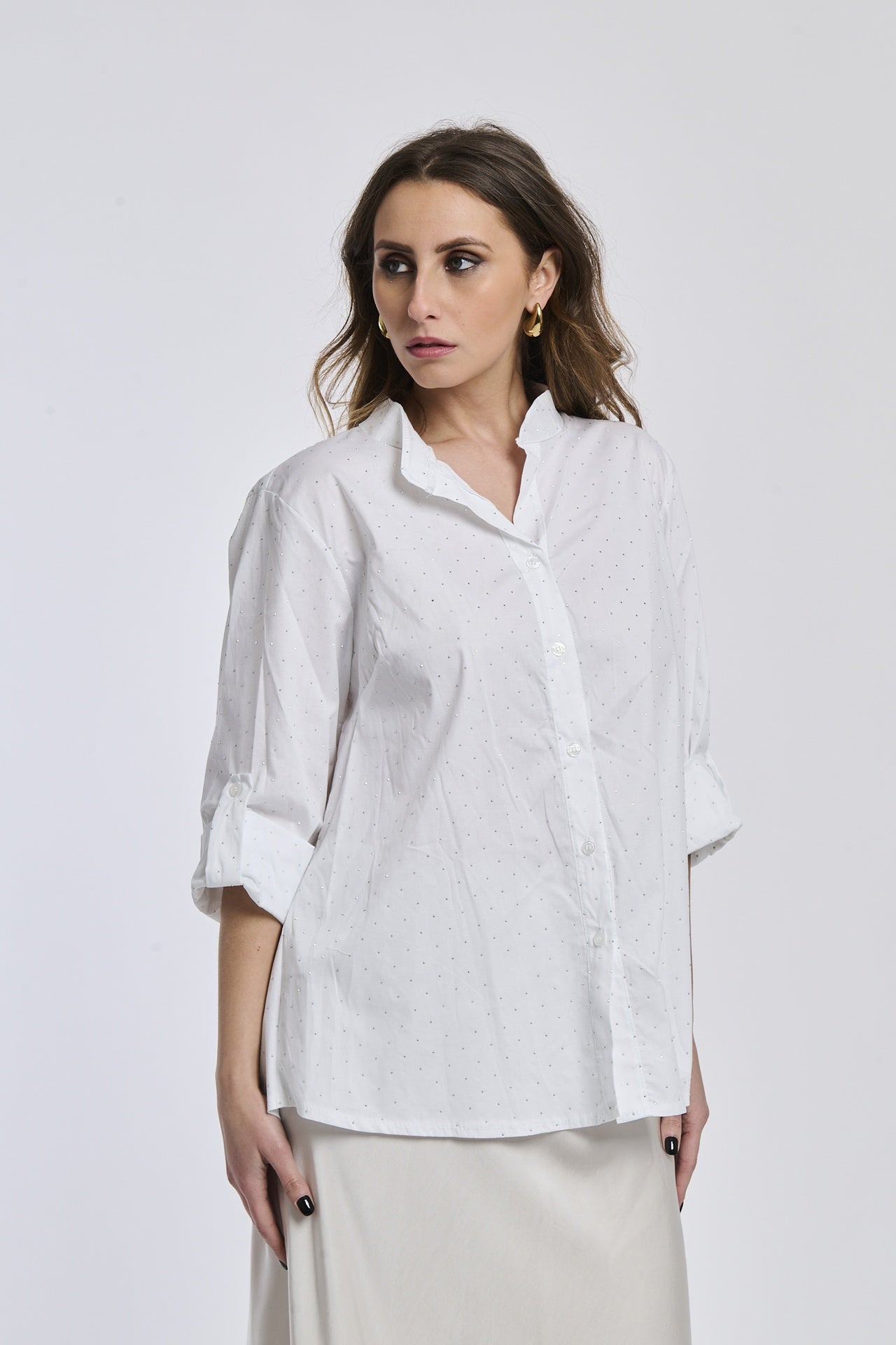 Camicia oversize bianca, colletto alto, bottoni frontali e maniche arrotolate, perfetta per l’estate.