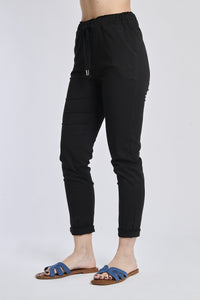 Donna con pantaloni neri a vita elastica, gamba dritta, perfetti per la serata