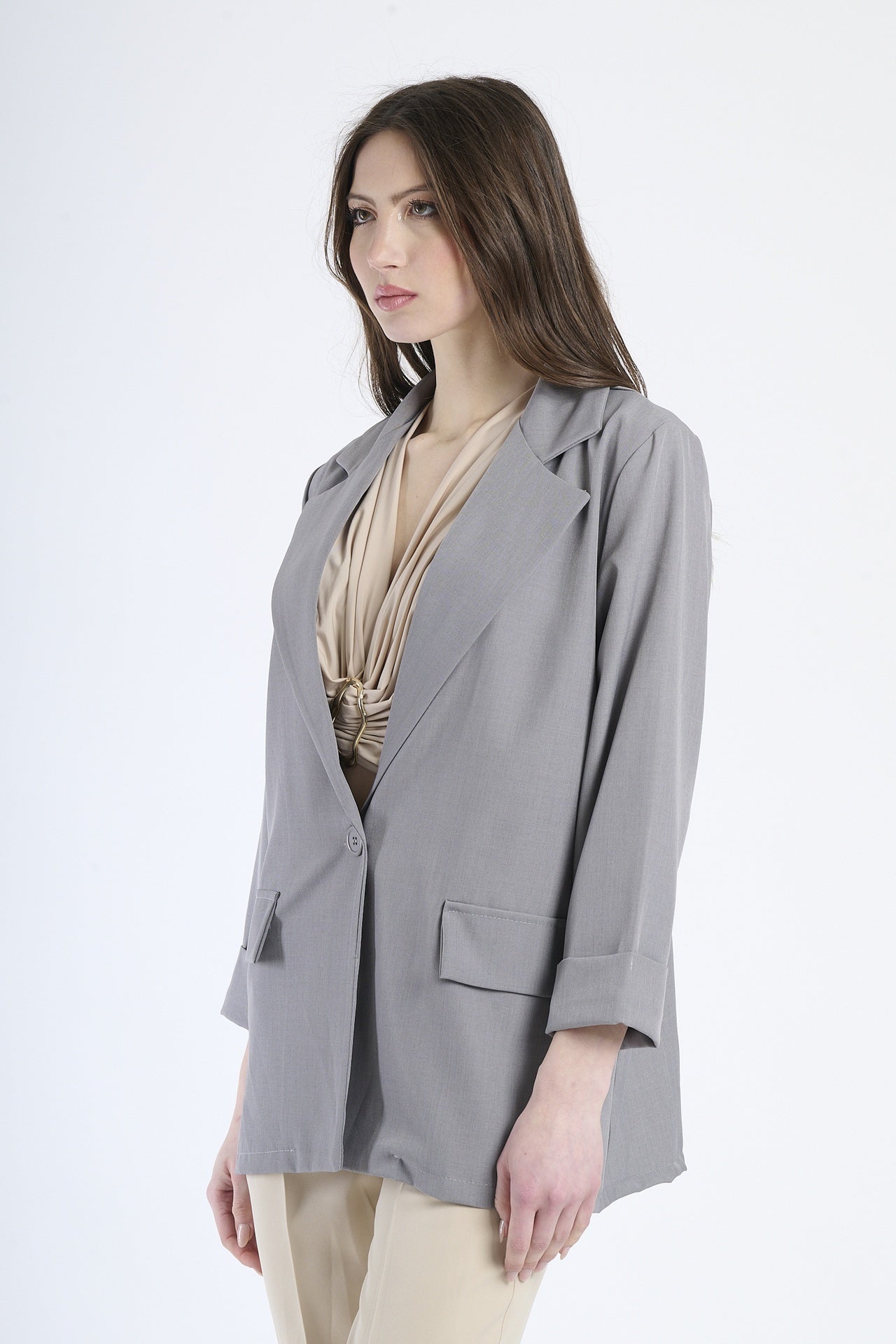 Outfit blazer grigio, idea per un look business o casual.