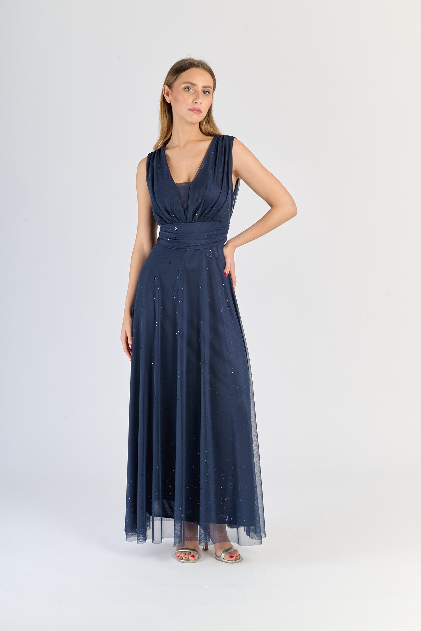 Abito navy fluviale, design a V - neck e cuciture precise, eleganza marina.