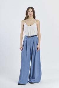 Look con top a bretelle sottili e pantaloni jeans boyfriend