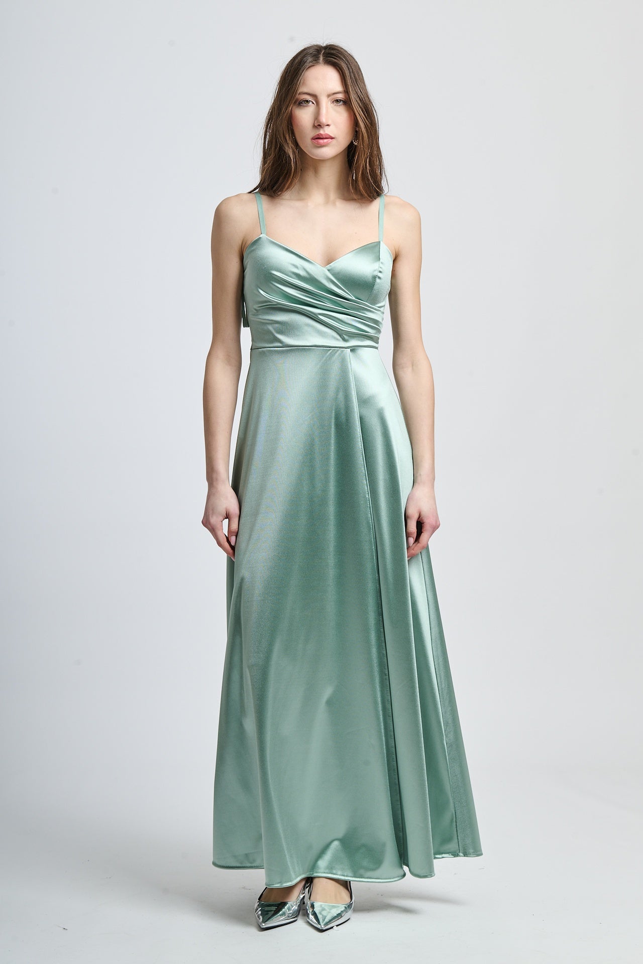 Abito da sera salvia, tessuto lustrato con dettagli plissé e silhouette slim