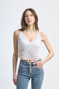 Canotta bianca in tessuto uncinetto, taglio corto con scollatura a V, adatta per eventi estivi.