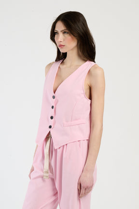 Outfit rosa: gilet corto e pantaloni ampi, perfetto per trasmettere allegria e eleganza.