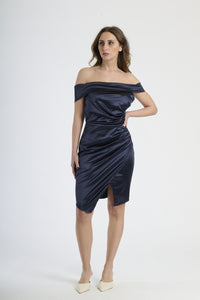 Donna con abito navy a spalla nuda, eleganza classica e impatto visivo intenso.