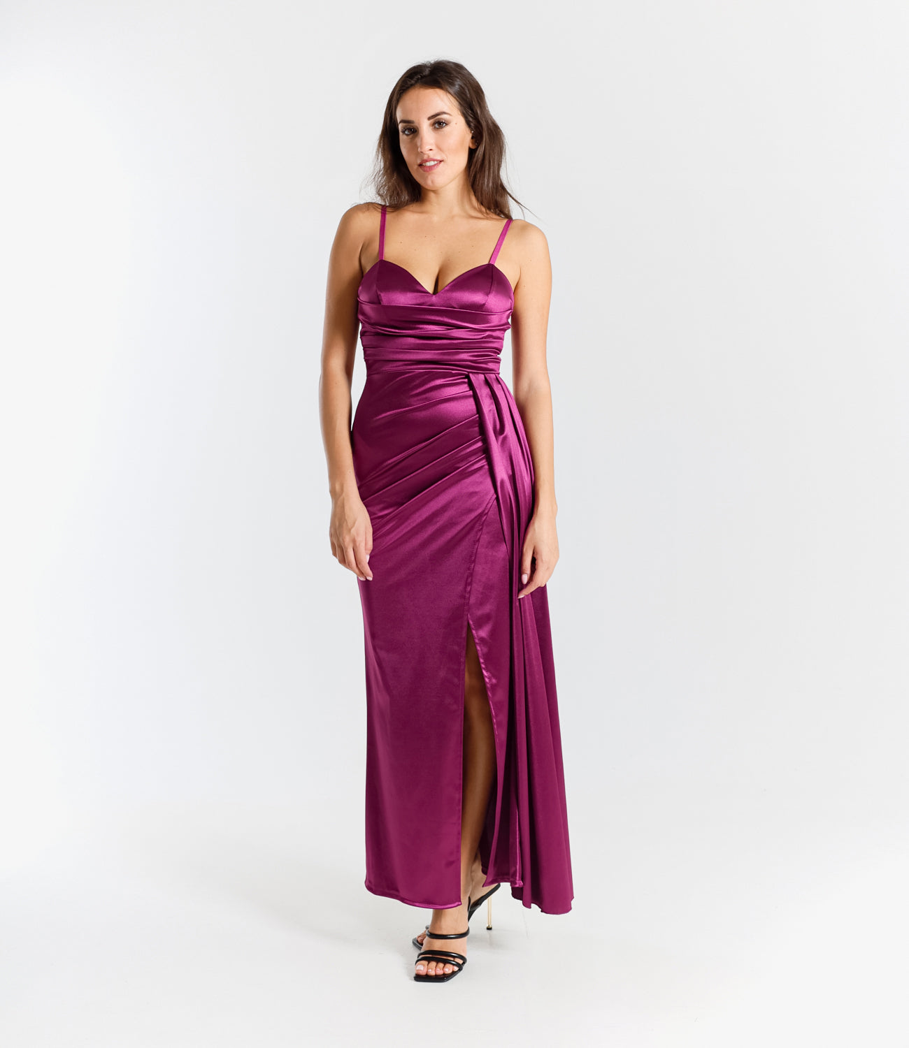 Abito elegante ciliegio con raso satinato, spalline sottili e slittino dolce