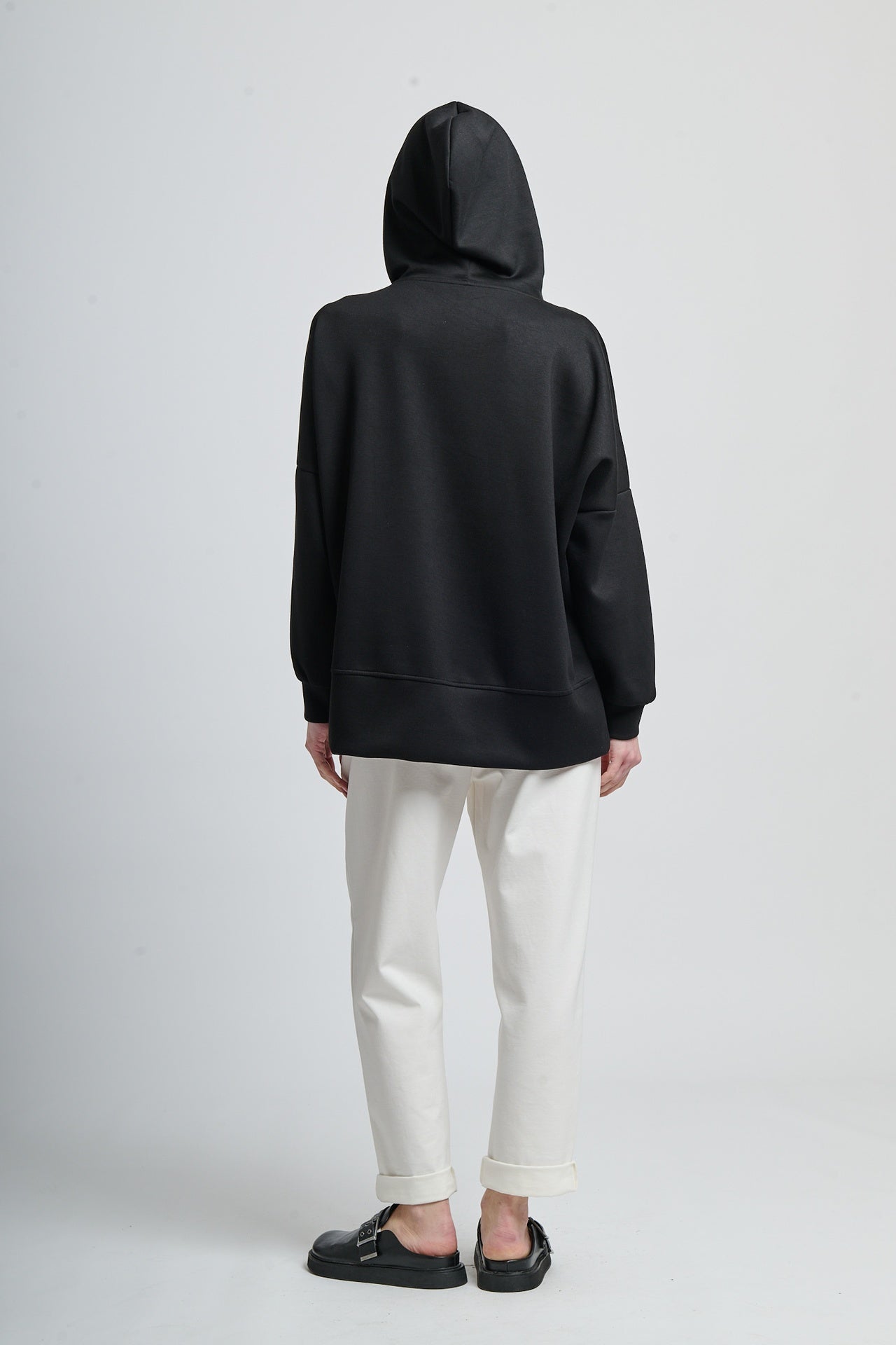 Outfit con felpa nera con cappuccio e pantaloni neri, total black chic