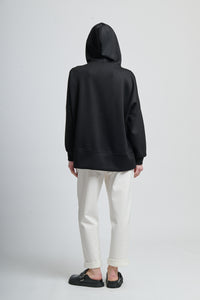 Outfit con felpa nera con cappuccio e pantaloni neri, total black chic