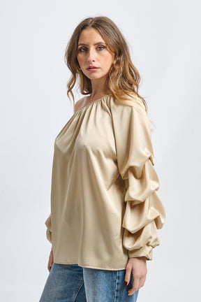 Outfit beige: blusa oversize, dettagli ruffle, per serate romantiche o usi quotidiani