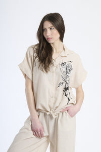 Abito lungo monospalla in tulle fuxia, drappeggi fluidi al busto