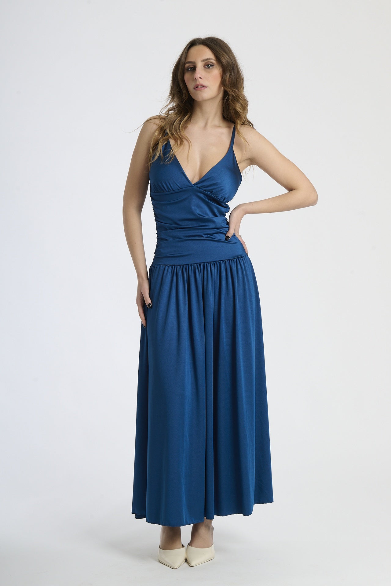 Vestito ottanio in tessuto opulento, taglio maxi con scollatura a V, trendy per occasioni esclusive.