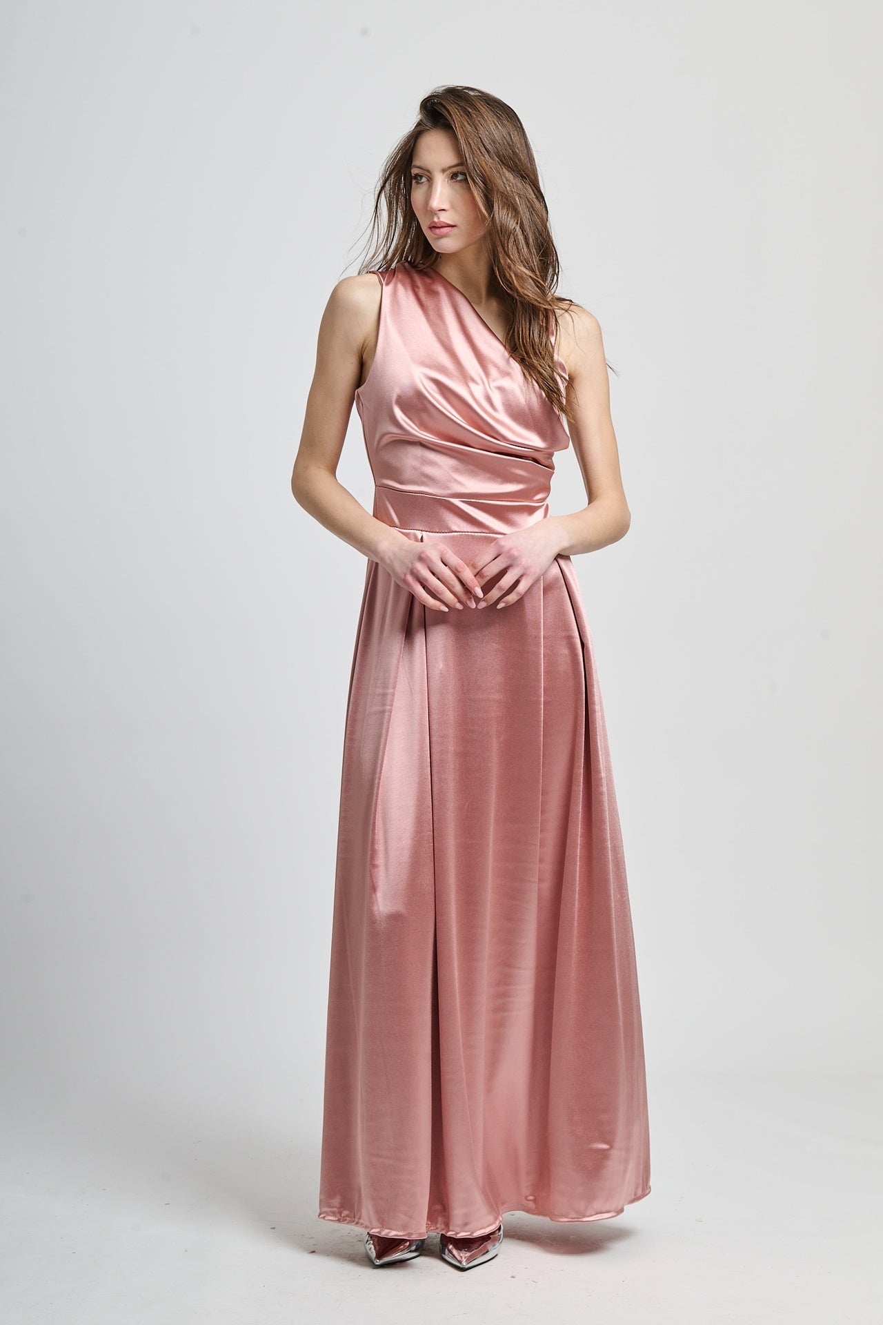 Abito lungo rosa antico in raso, design a spalla unica e vita incontrita