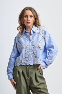 Un abito corto rosso con un collo a V e maniche a panca