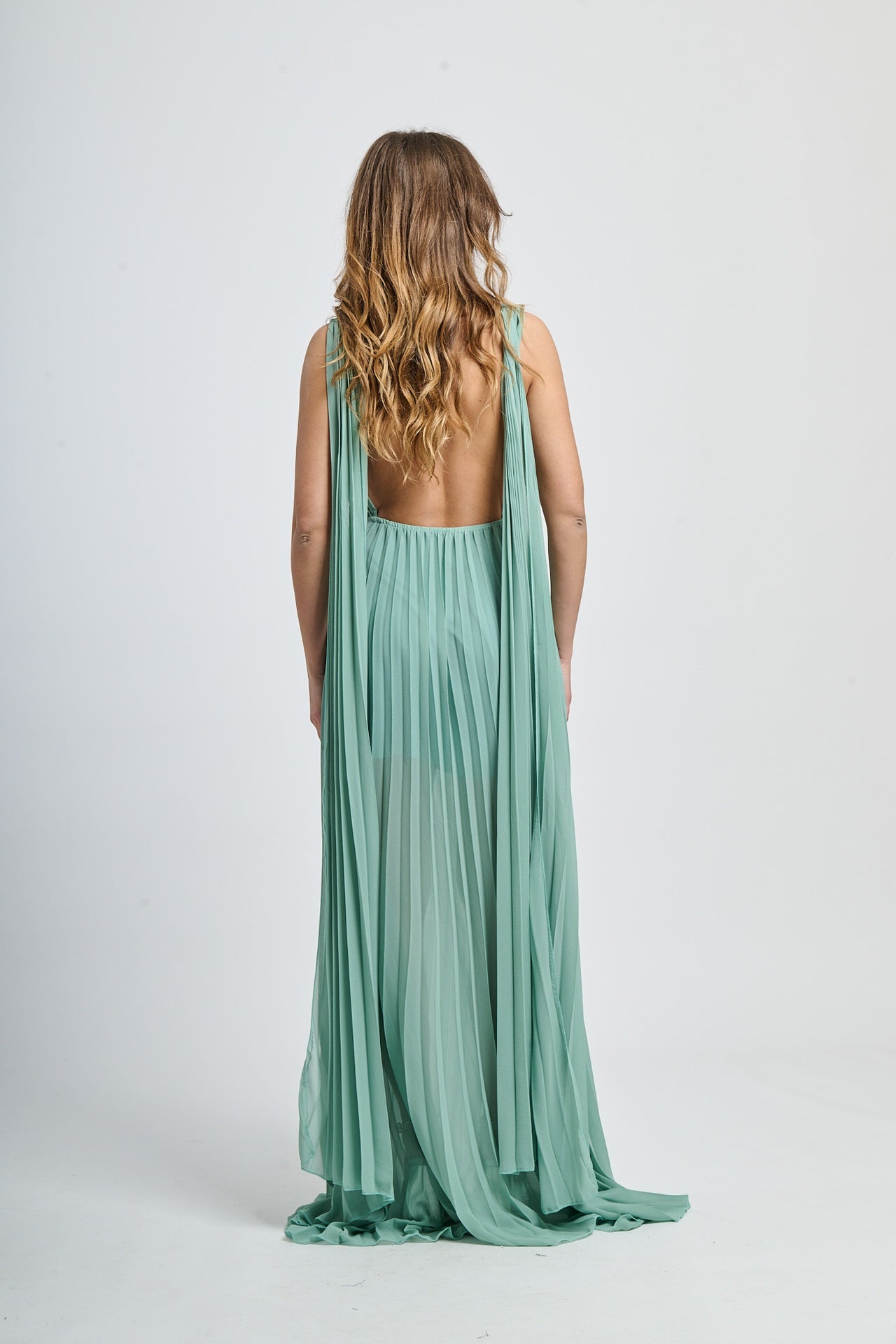 Abito formale salvia in tessuto leggero, ideale per occasioni sobrie