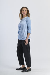 Blusa azzurra oversize con nodo laterale, stile casual e rinfrescante