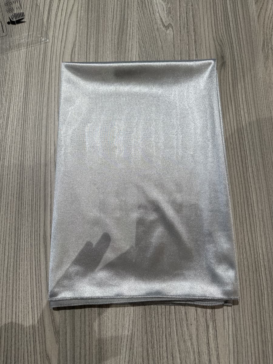 Titolo: Sciarpa "Lunara" – Eleganza satinata in tinta unita (solo lo scialle, non incluso l'abito)