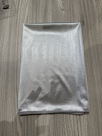 Titolo: Sciarpa "Lunara" – Eleganza satinata in tinta unita (solo lo scialle, non incluso l'abito)