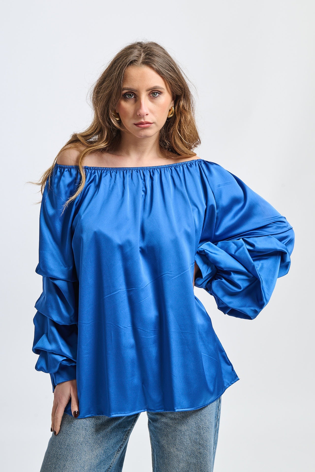 Blusa bluette in seta, spalle scoperte, maniche volanti, atmosfera rinfrescante