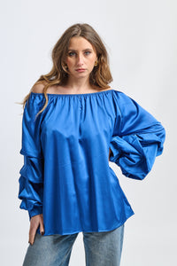 Blusa bluette in seta, spalle scoperte, maniche volanti, atmosfera rinfrescante