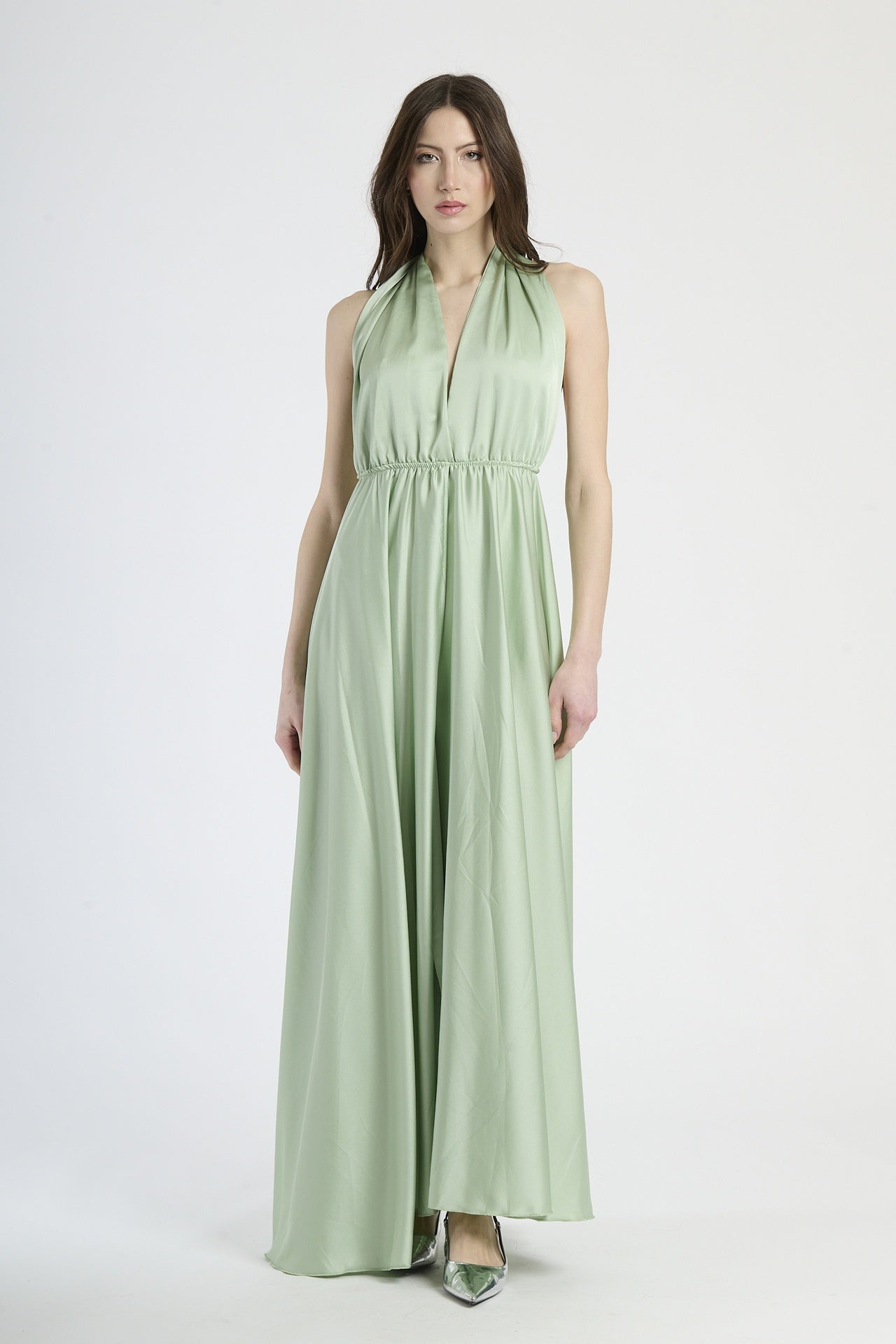 Abito maxi color salvia, design fluido con coulisse al fianco