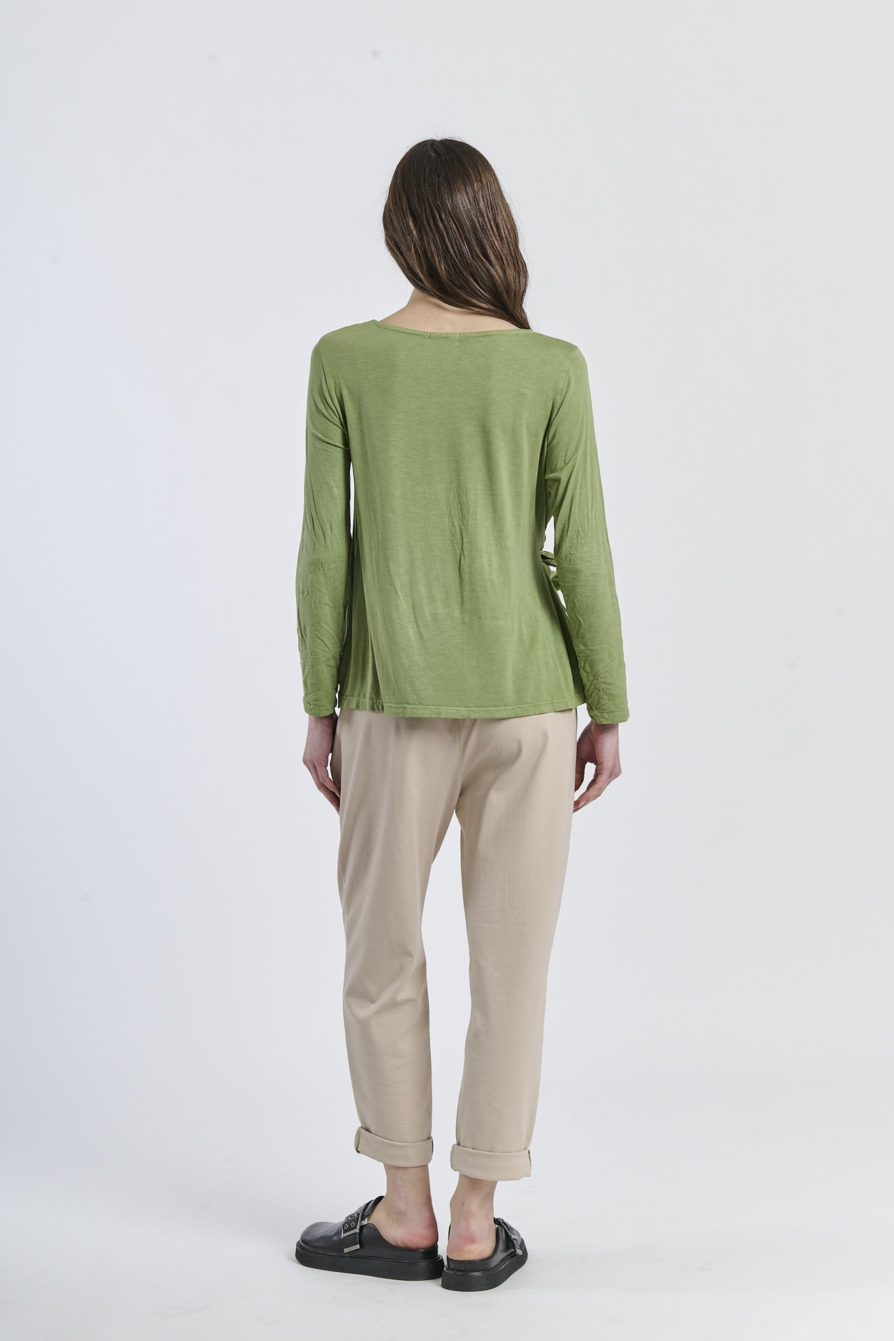 Blusa verde a maniche 3/4, abbinata a pantaloni neri, equilibrio cromatico