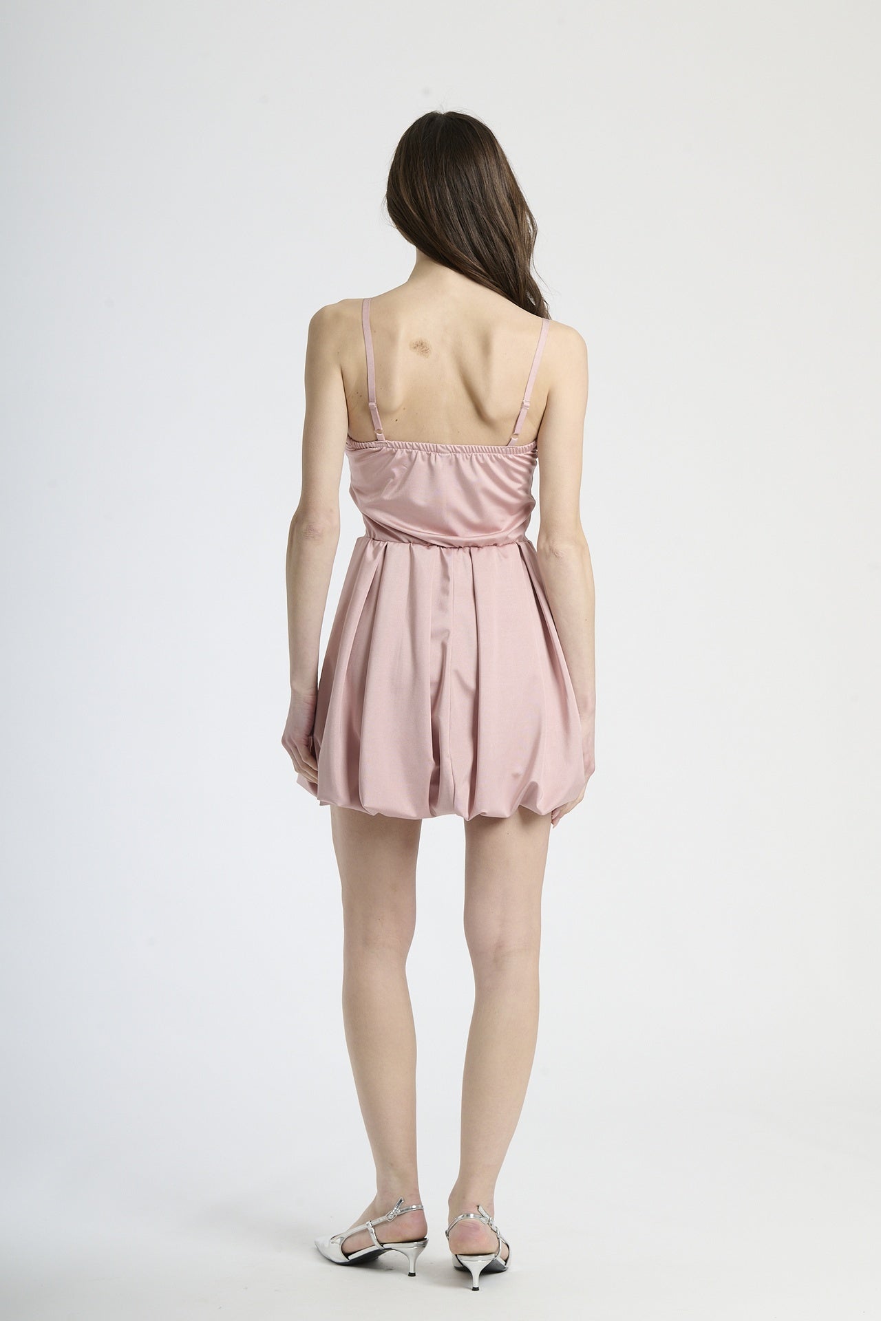 Vestito rosa antico in tessuto delicato, taglio corto con bretelle sottili, romantico per serate estive.