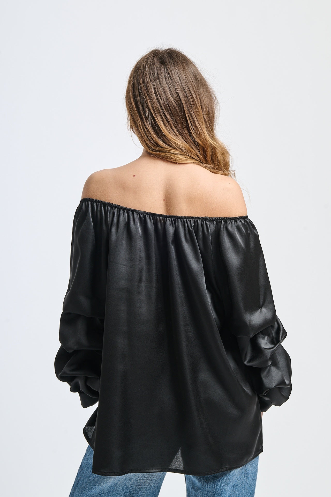 Top nero con scollo a barca, maniche a balze, design fluido, per serate notturne