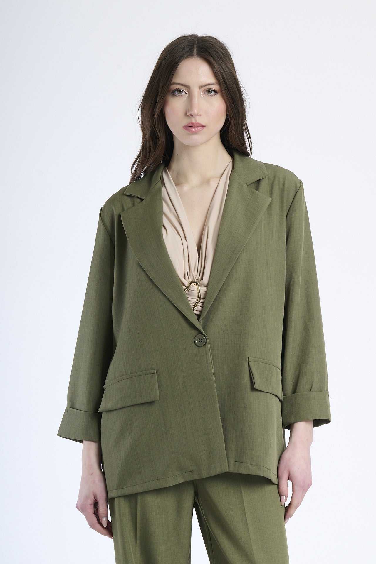 Blazer colore militare su figura, rappresentazione di moda virile e chic.