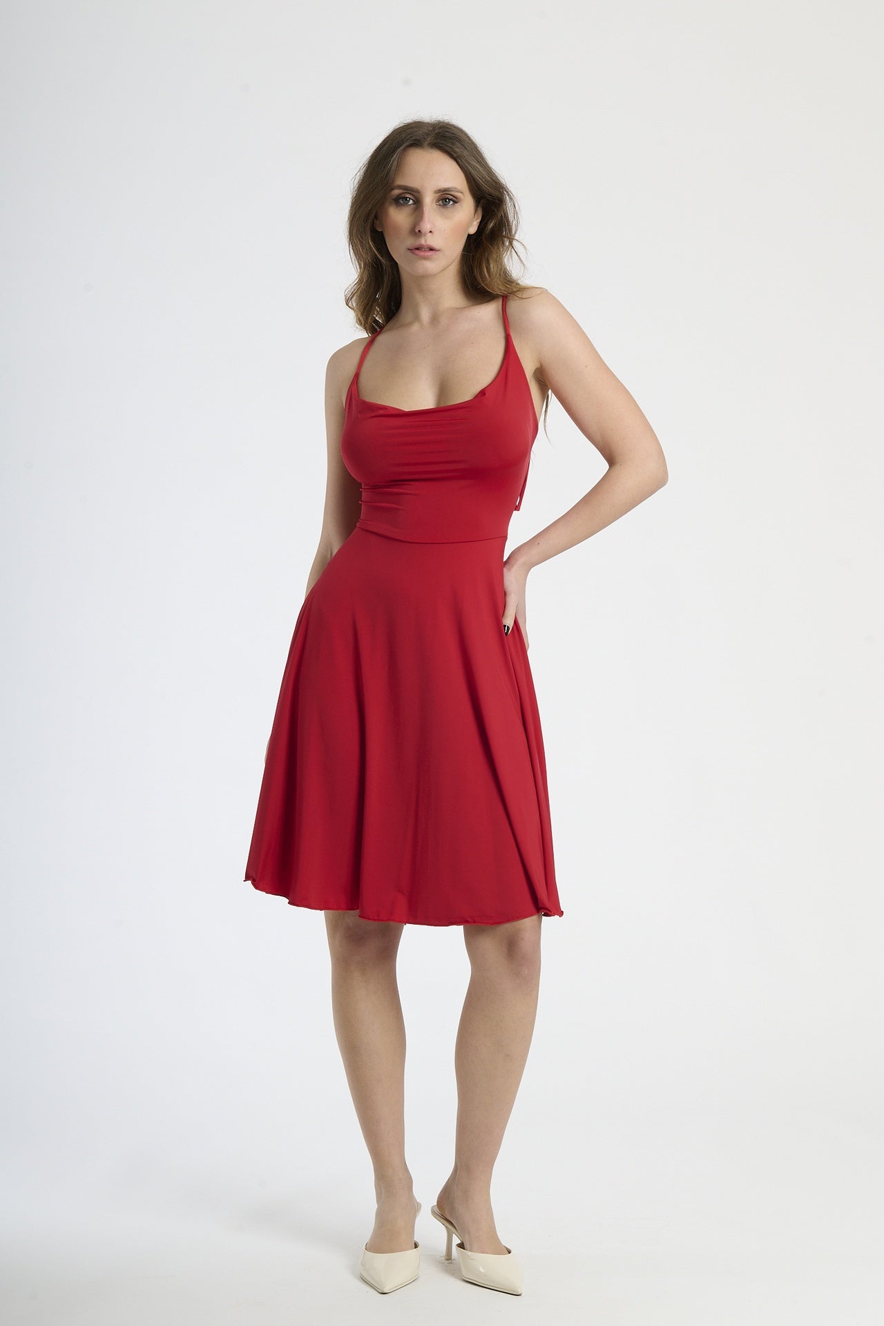 Moda donna: abito rosso corto, design con bretelle sottili e colletto avvolgente, perfetto per un look sexy e elegante.