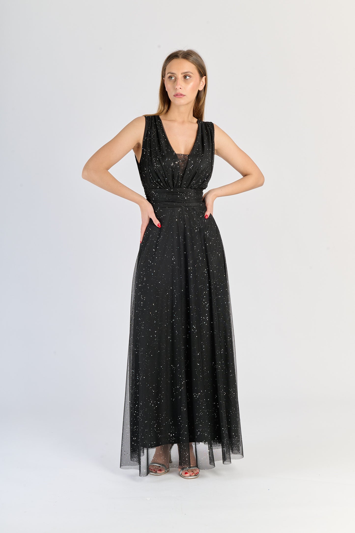 Abito nero da festa, silhouette avvolgente e colletto a V, fascinazione oscura.