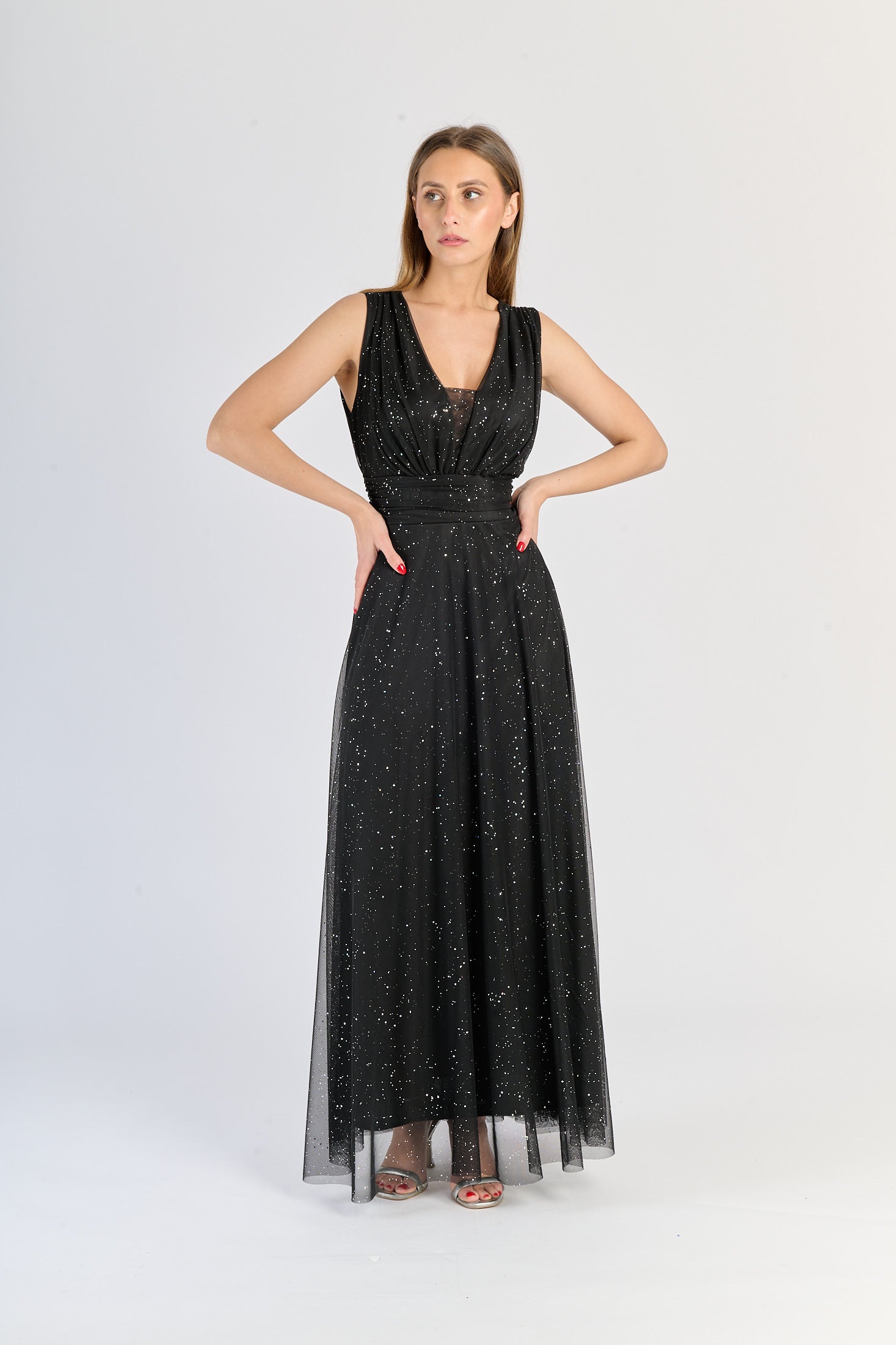 Abito nero da festa, silhouette avvolgente e colletto a V, fascinazione oscura.