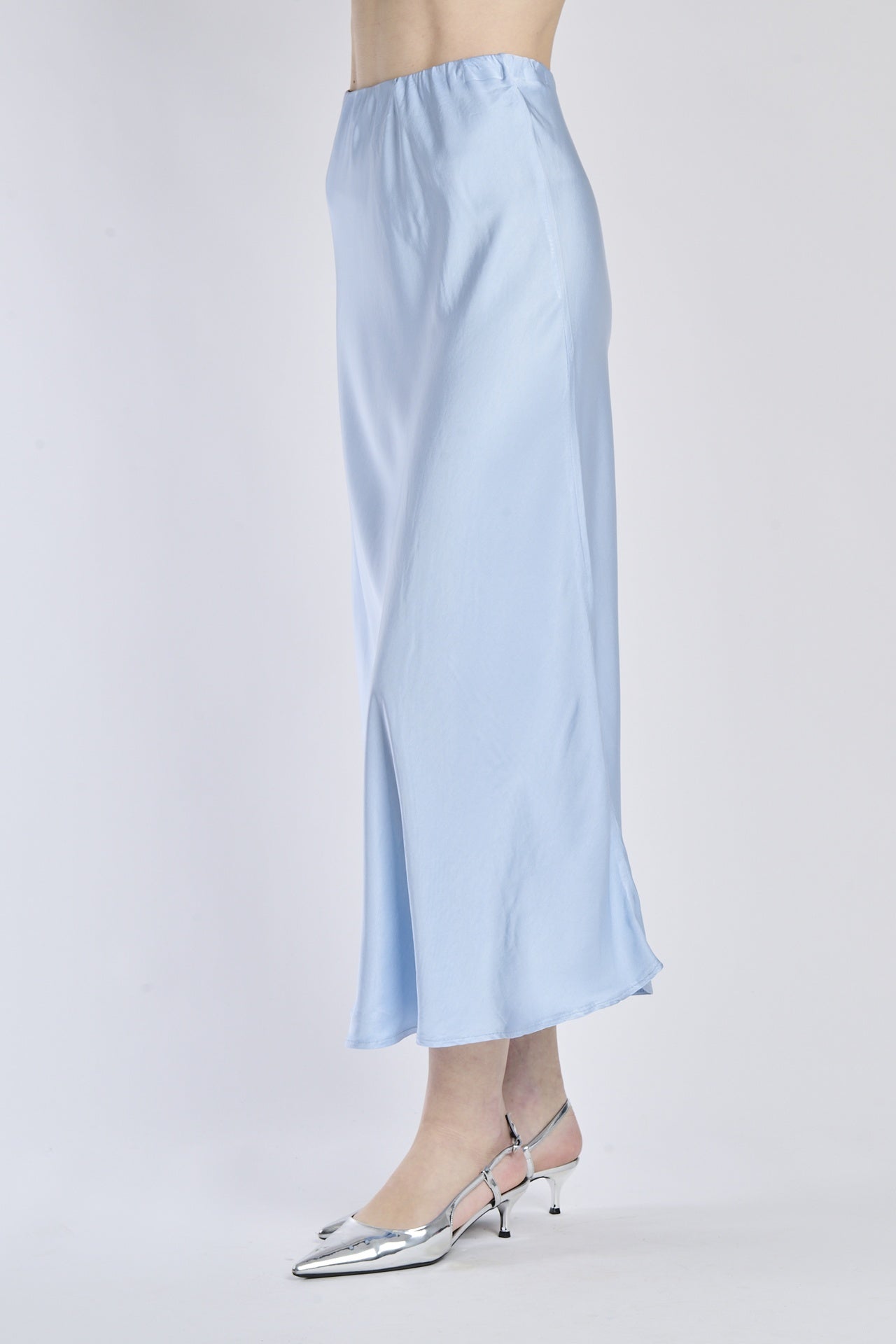 Gonna azzurra in raso lucido, vista frontale con scarpe argentate