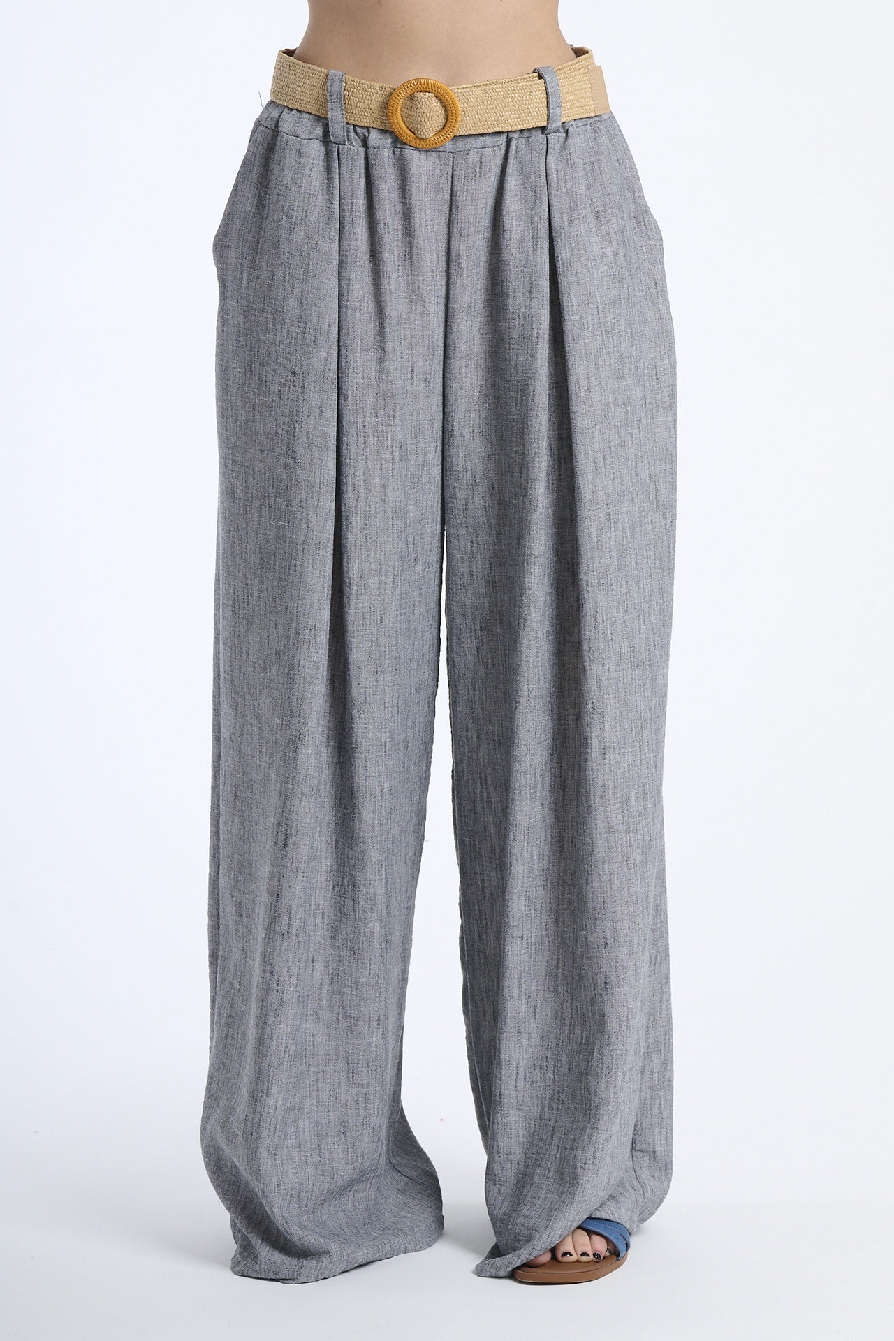 Pantaloni larghi neri con cintura intrecciata, eleganza senza tempo e impatto.