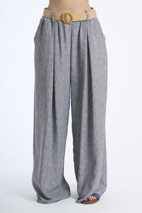 Pantaloni larghi neri con cintura intrecciata, eleganza senza tempo e impatto.