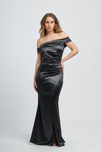 Abito lungo nero in raso elegante, scollo a spalline nude e gonna con slittino, design misterioso