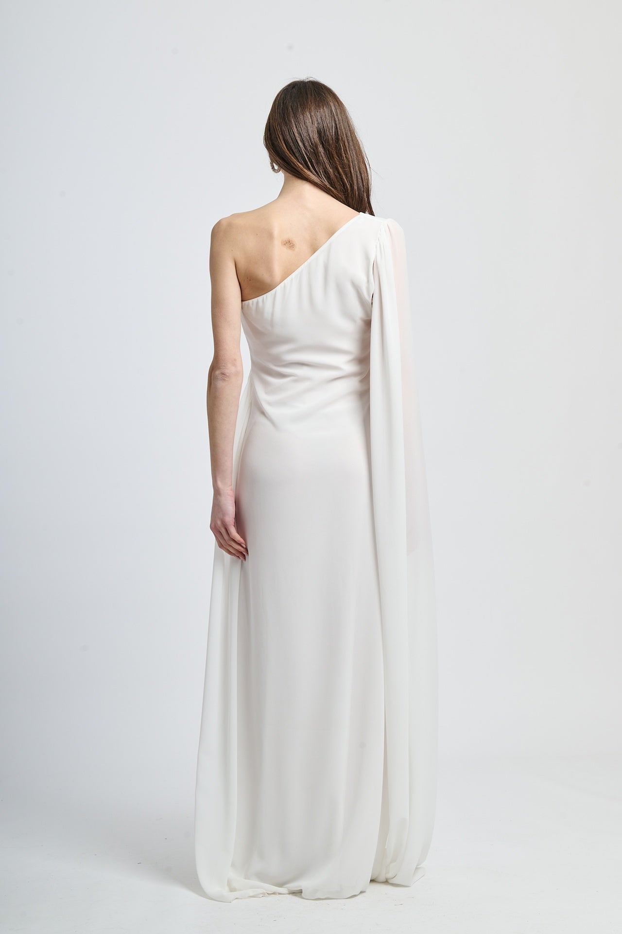 Abito elegante bianco, taglio aderente, spalla unica, perfetto per eventi formali.